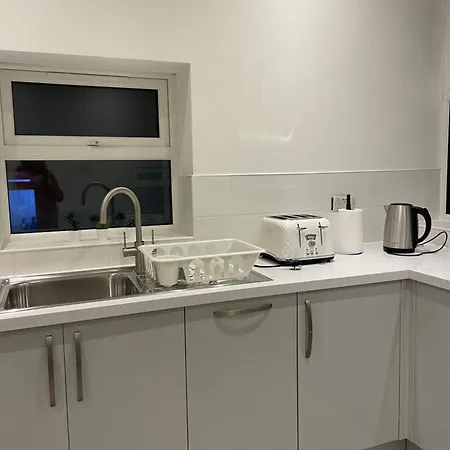 Newly Renovated Flat In Ashtead Appartement Buitenkant foto