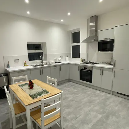 Newly Renovated Flat In Ashtead Appartement Buitenkant foto