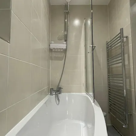 Newly Renovated Flat In Ashtead Appartement Buitenkant foto