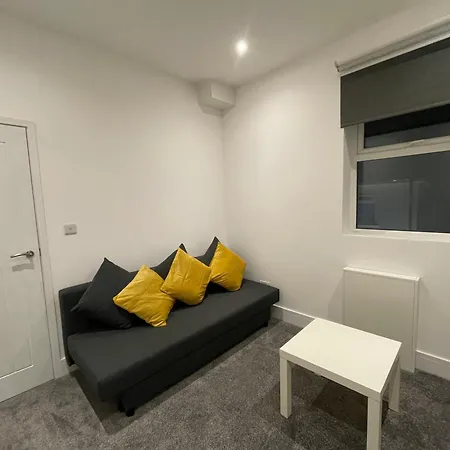 Newly Renovated Flat In Ashtead Appartement Buitenkant foto