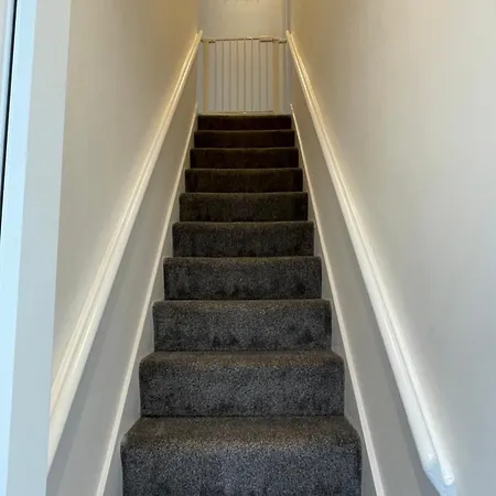 Newly Renovated Flat In Ashtead Appartement Buitenkant foto