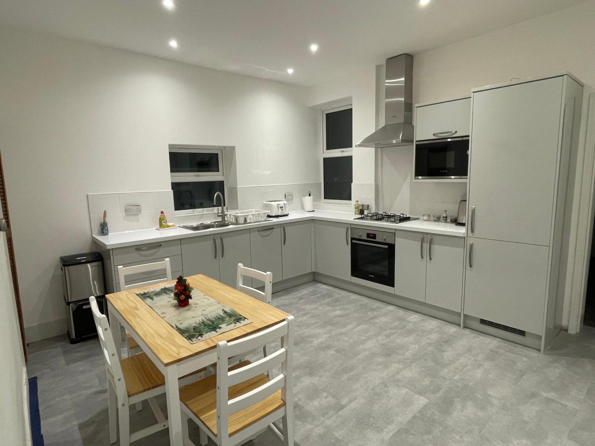 Newly Renovated Flat In Apartment Ashtead